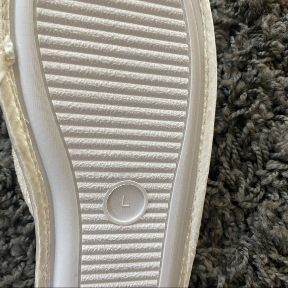 Chenille cream colored slippers - Picture 3 of 6